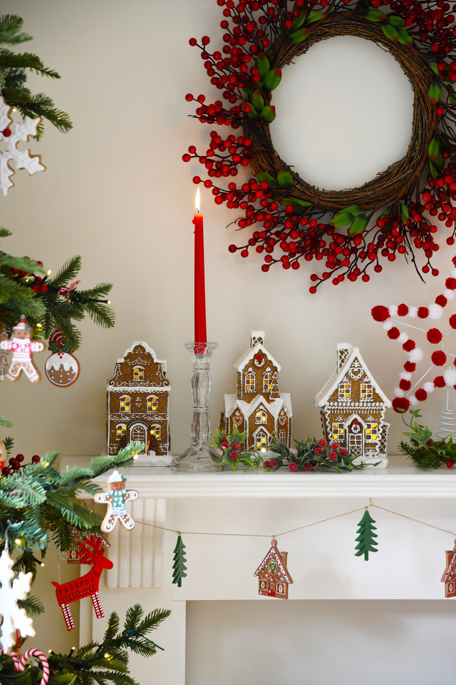 Christmas mantelpiece decorated 