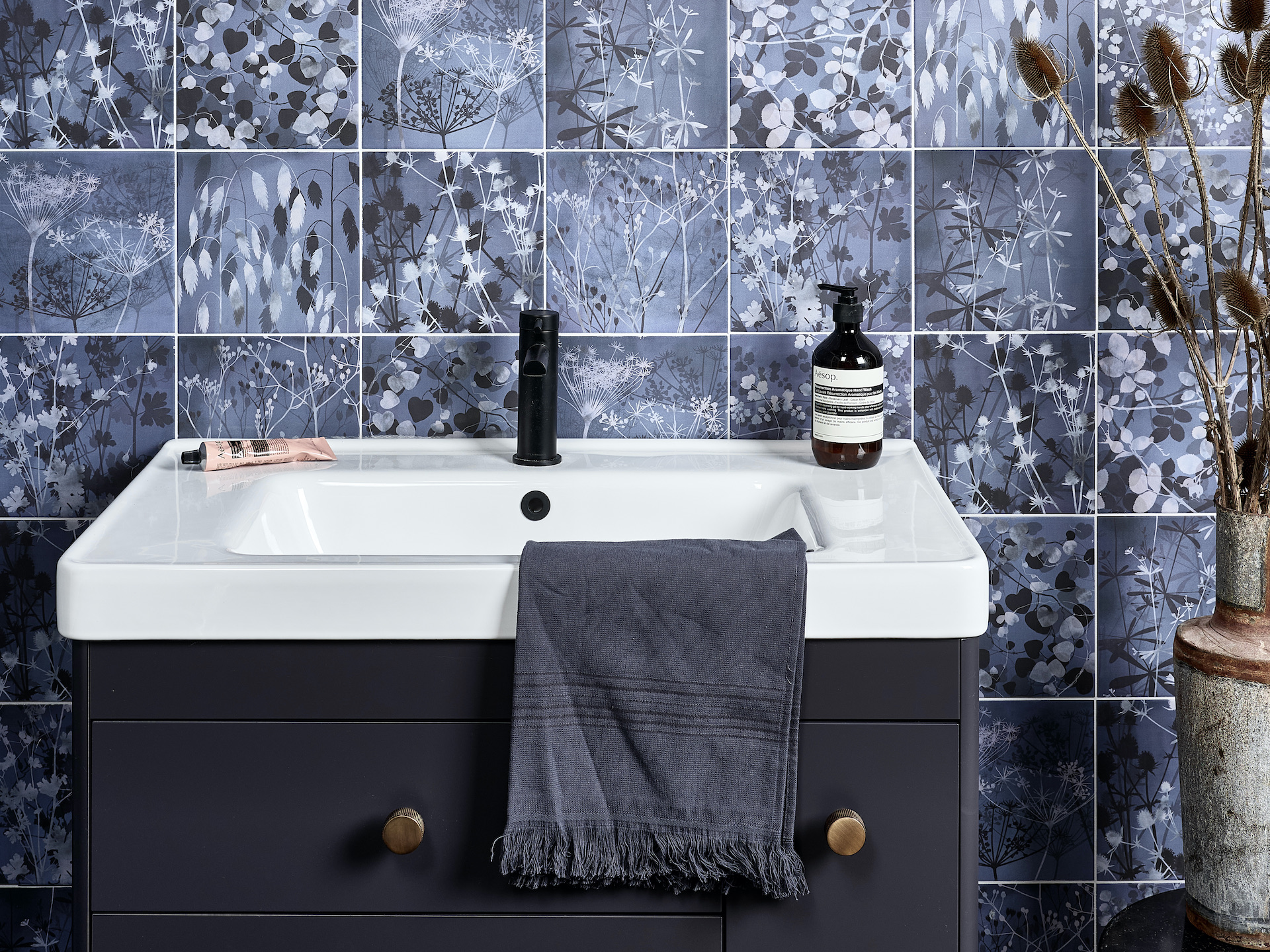 5 Bathroom Tile Trends For 2024 Goodhomes Magazine Goodhomes Magazine   CH Wild Botanicals Blue And Metropolitan Slate Hex Floor CREDIT  ROPER RHODES VANITY UNIT TAPS AND MIRROR 1 2 