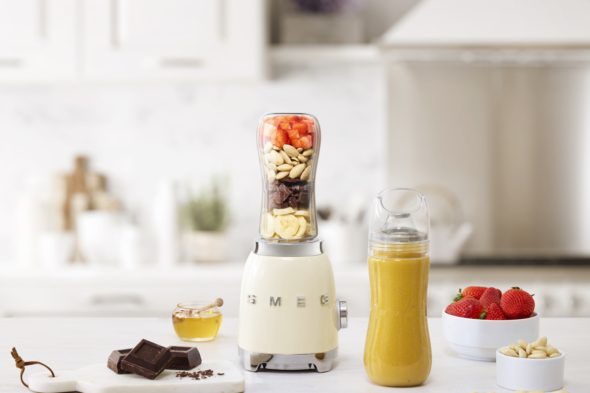 Smeg’s Compact Personal Blender