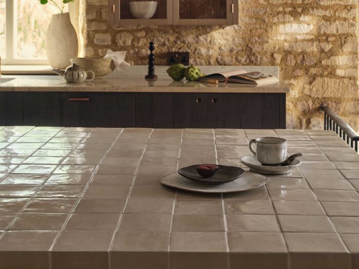 Go rustic with the tiled kitchen worktop trend