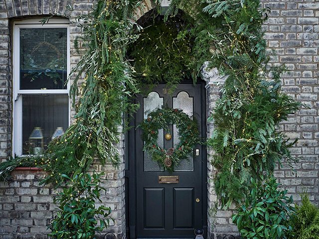 Dobbies-Christmas-foliage-front-door-1